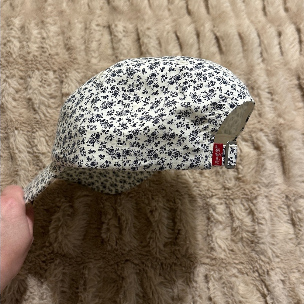 NWOT Levi’s adjustable baseball cap in white with navy floral print. - Picture 3 of 5